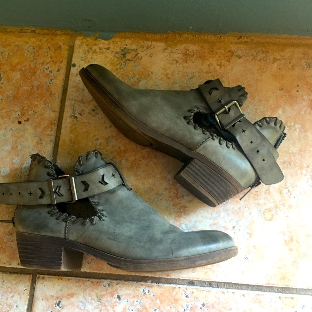 Rampage Size 5 1/2 M Stylish Ankle Boot - Great Condition